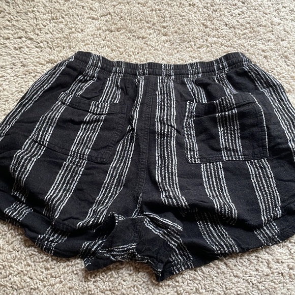 Universal Thread M black and white stripe casual short with pockets - Picture 6 of 11